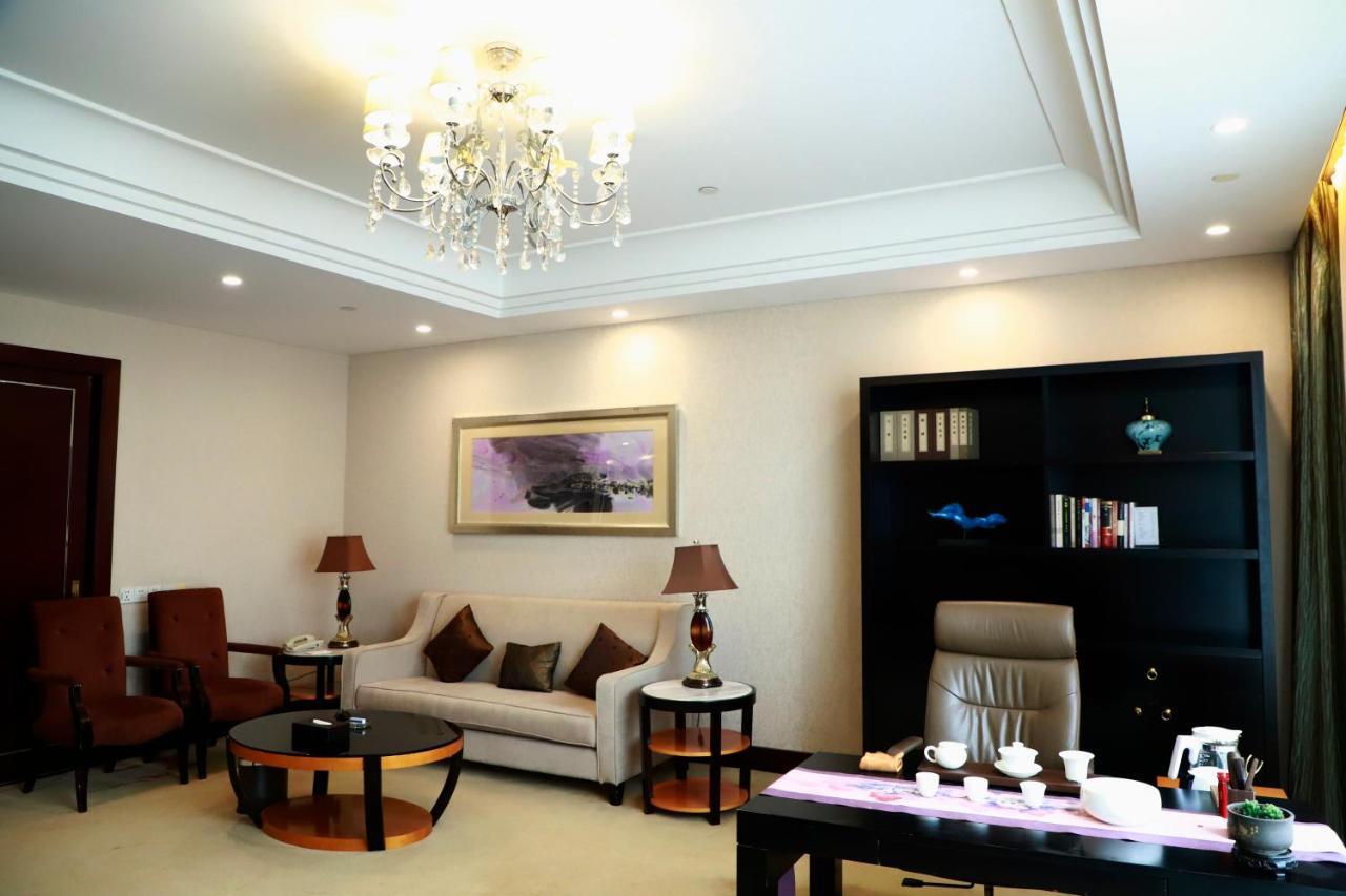 מלון Wyndham Xinyang Downtown מראה חיצוני תמונה
