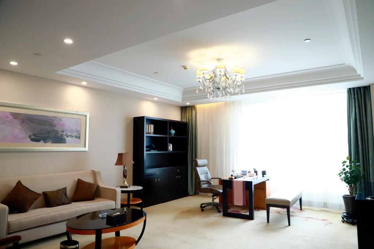 מלון Wyndham Xinyang Downtown מראה חיצוני תמונה