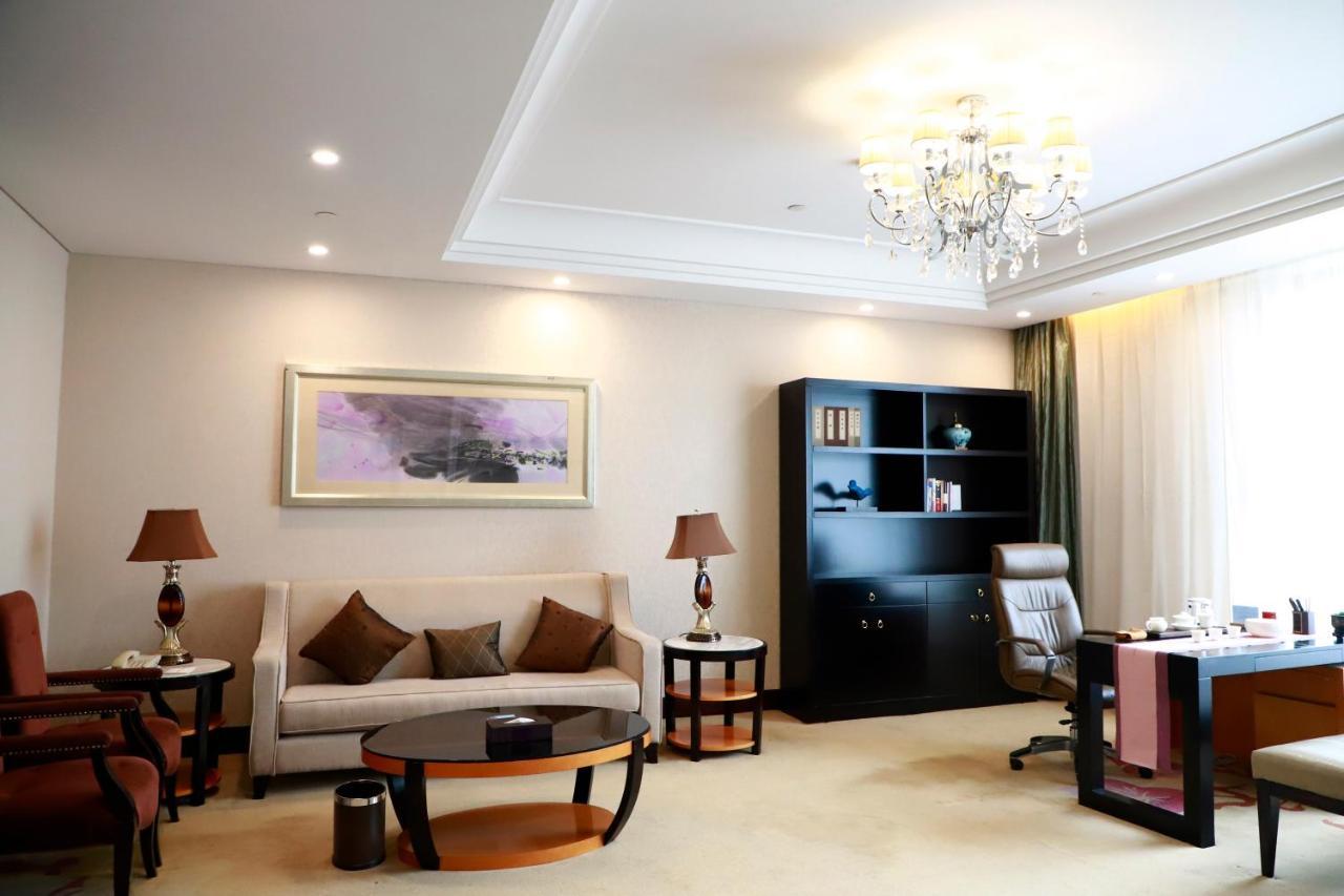 מלון Wyndham Xinyang Downtown מראה חיצוני תמונה